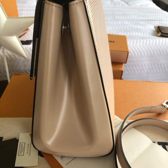 Louis Vuitton Cluny MM - Picture 6 of 16